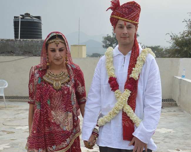 American Couple Ties Wedding Knot as per Hindu Tradition