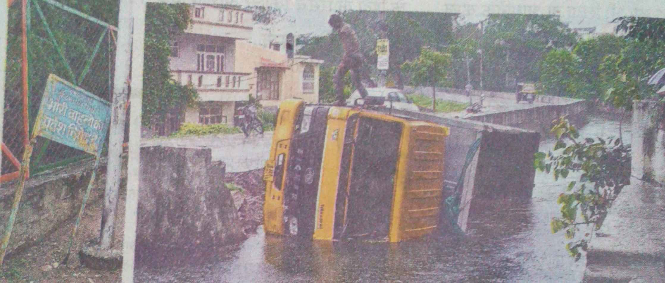 Dumper falls into Madar canal-Driver safe