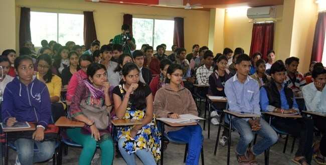 Students show interest in CAT Seminar by Sojatia