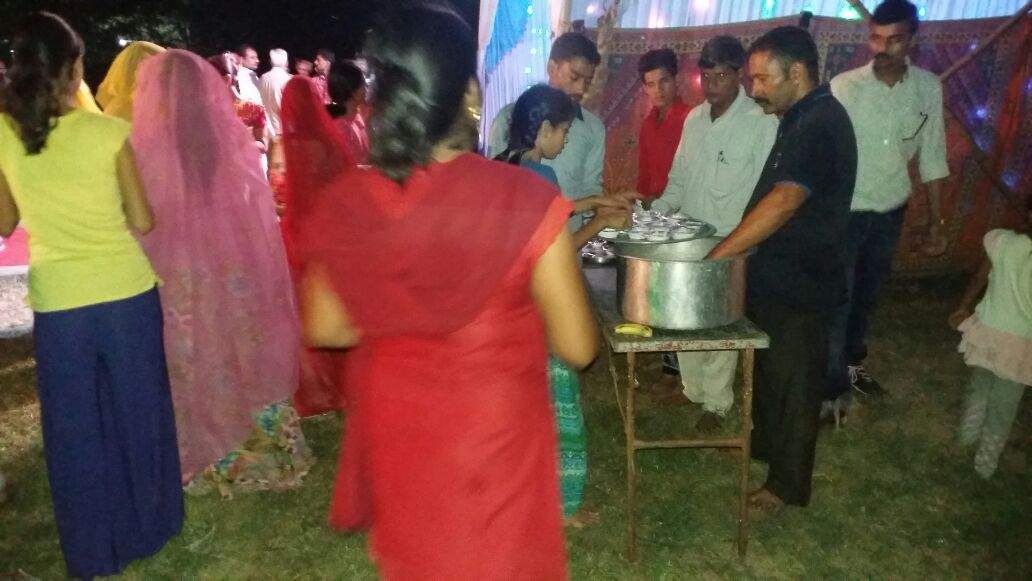 Restaurant Owner Serves Kheer to 200 people at Ganpati Puja