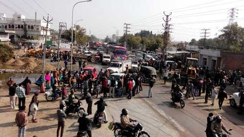 Hiran Magri residents block Traffic, demand repair of Roads