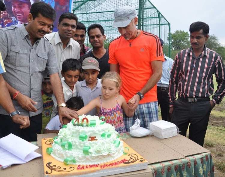 Paddy Upton Cuts Sachin’s Birthday Cake