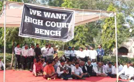 High Court Bench | Advocates protest outside Kataria’s house