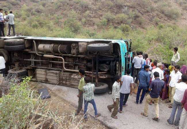 Bus rolls over near Gogunda kills 1, injures 24