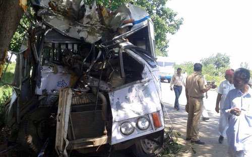 Roadways Bus crashes into Tree; 3 dead, 30 injured
