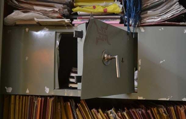 Shops ransacked at Delhi Gate; Rs.2 Lac, Laptop stolen
