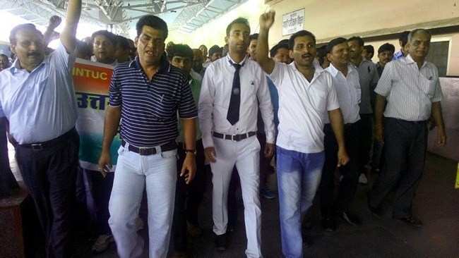 Railway Employee support Harphool Singh, protest against administration
