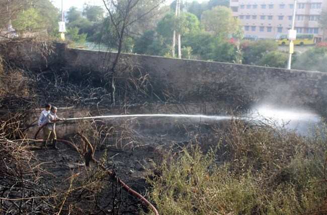 Fire in an empty plot near Navratan Complex