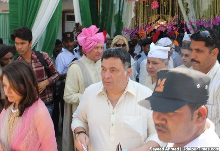 [photos] Randheer and Rishi Kapoor visit Udaipur Gurudwara, attend marriage ceremony