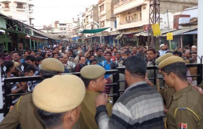 Businessmen protest against Police action of regularizing Encroachments