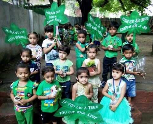 बच्चों ने हरियाली महोत्सव के दौरान किया पौधरोपण