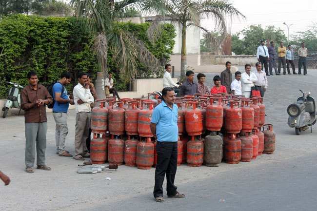 Truck carrying LPG cylinders roll over, no fatalities