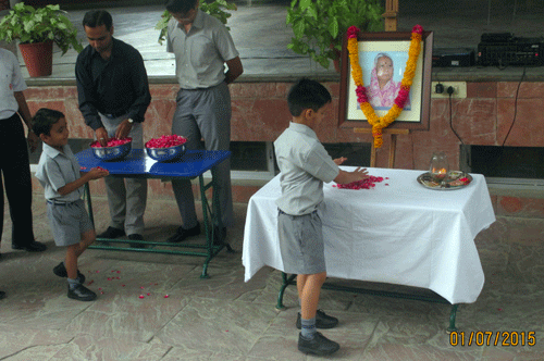 Teachers & Students pay tribute to Founder Late Asha Singh
