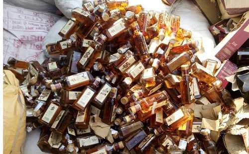 Liquor seized from a vehicle at Delhi Gate