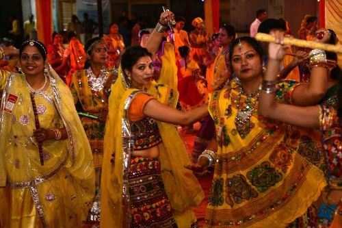 फिल्मी गीतों एवं भजनों पर राधा-कृष्ण रास रचाते हुए गरबा किया युवतियां ने