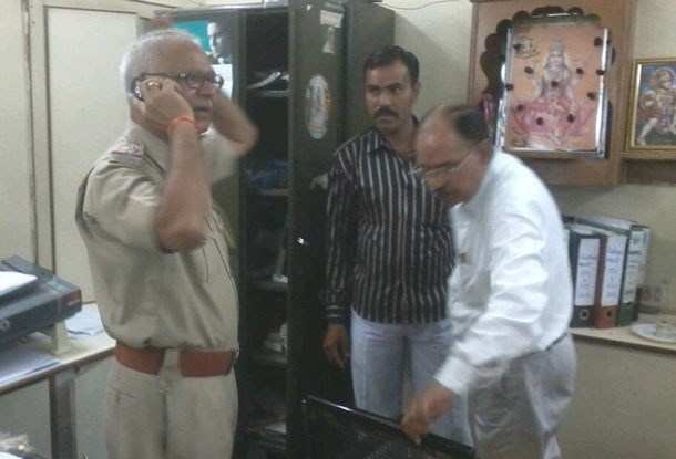 Shops ransacked at Delhi Gate; Rs.2 Lac, Laptop stolen