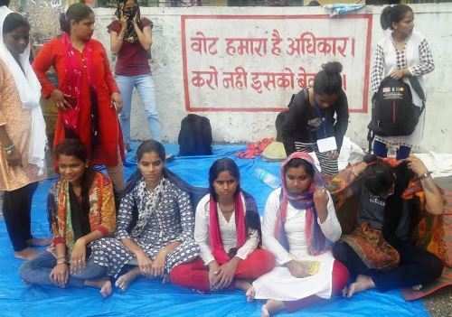 मीरा की मूर्ति लगाने की मांग पर पांच छात्राए बैठी अनशन पर