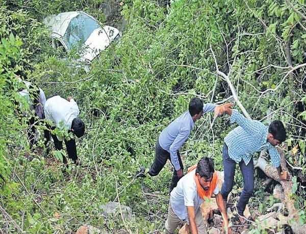 Car falls in valley at Sajjangarh, No injuries