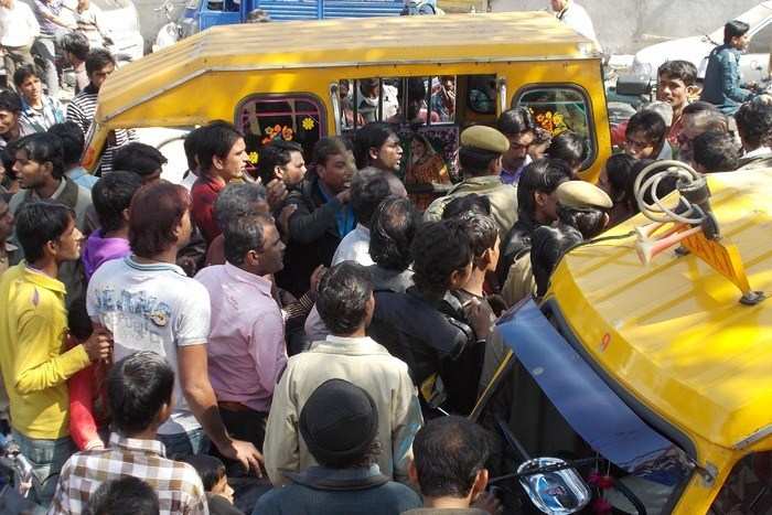 Students-Rickshaw Drivers Clash leaves 2 injured; several detained