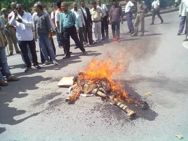 PM’s Effigy burnt by Jago Party to Oppose Reservation