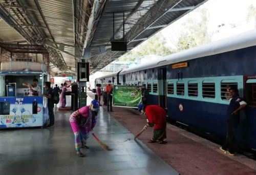 संत निरंकारी चैरिटेबल फाउंडेशन के सेवादारों ने चमकाया उदयपुर सिटी रेलवे स्टेशन