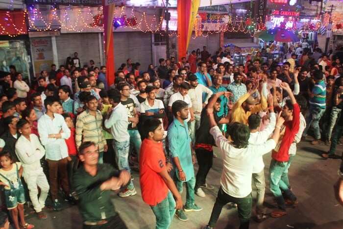 दिवाली पर लेकसिटी नहाई रोशनी में