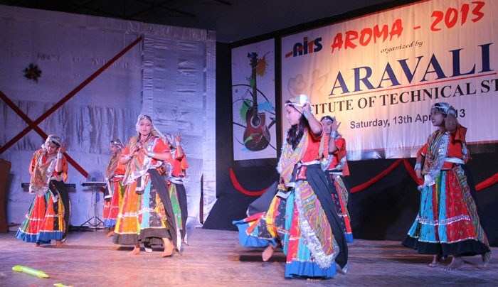 Students enjoy and amuse at ‘Aroma-2013’