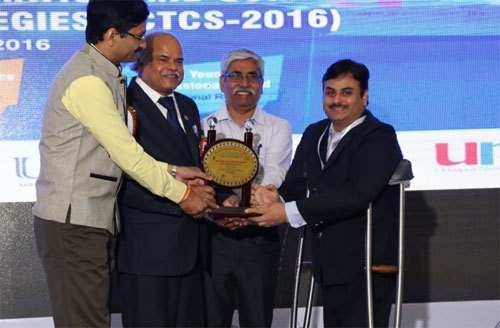 Akhilesh Sharma receives Best Research Proposal award