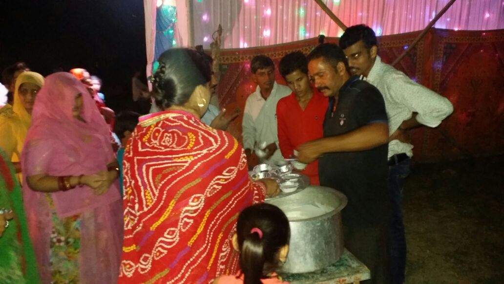 Restaurant Owner Serves Kheer to 200 people at Ganpati Puja