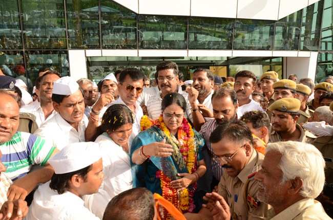 Cabinet Minister Girija Vyas arrives in Udaipur, receives a spirited Welcome