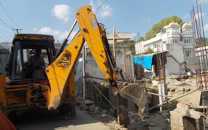 Municipal Council demolishes illegal construction, seizes other