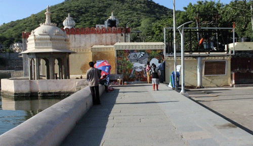 Young artist adds Colors on wall of Fateh Sagar