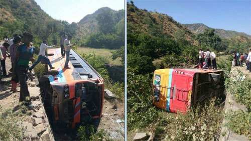 Bus rolls over at Kathar, injures several students