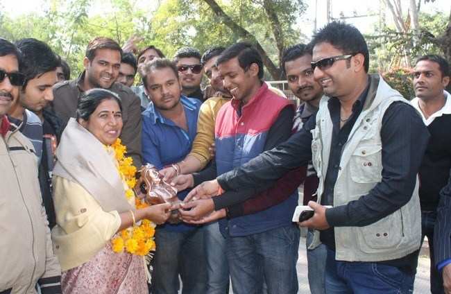 Students welcome Professor who turned MLA in assembly elections