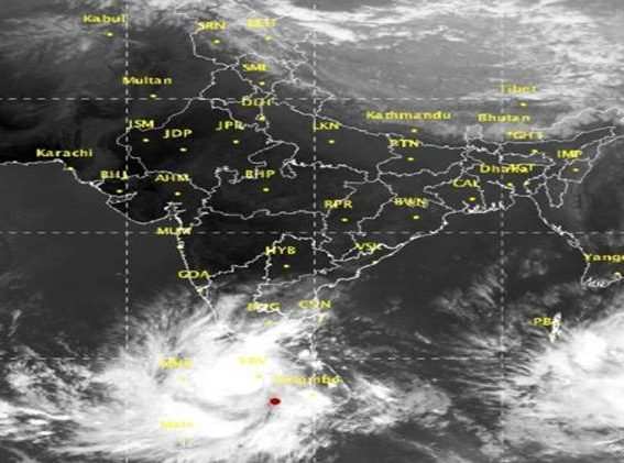 Heavy winds and cloudy weather expected in Udaipur | Cyclone Okhi