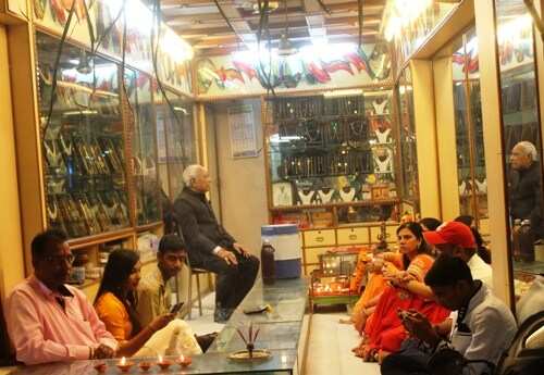 दिवाली पर लेकसिटी नहाई रोशनी में