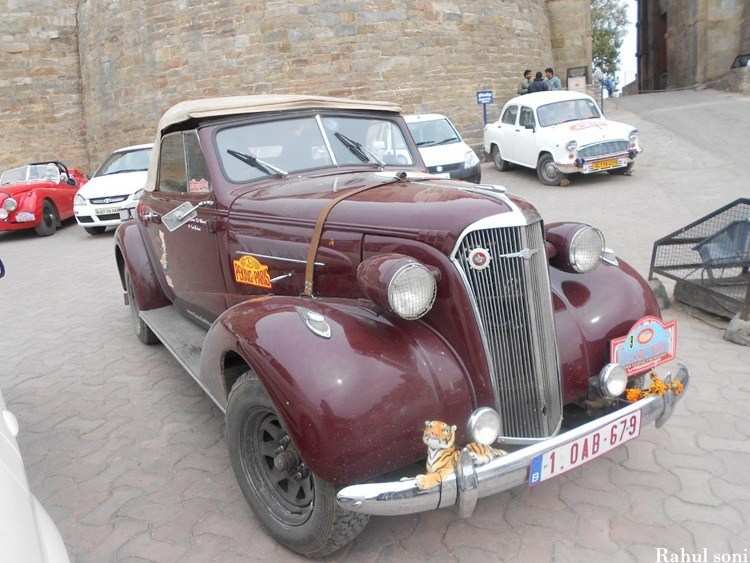 [Photos] Roaring Vintage Cars Reached Udaipur