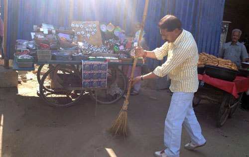 BJP celebrates Vajpayee’s 90th Birthday, cleans Delhi Gate