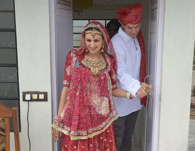 American Couple Ties Wedding Knot as per Hindu Tradition