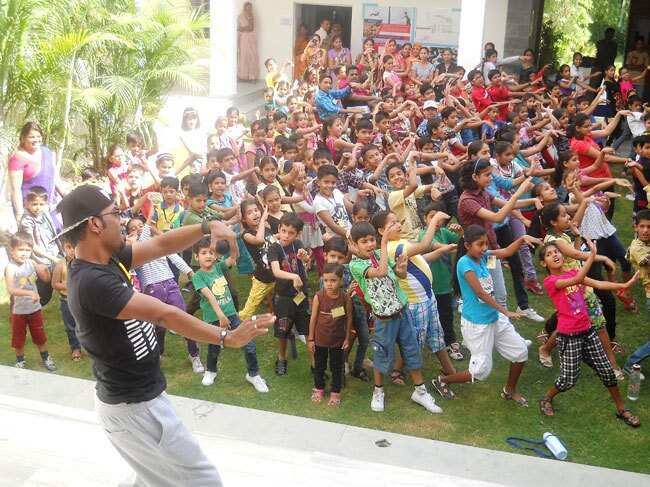 धर्मेश ने सिखायेंं बच्चों को डांस स्टेप्स