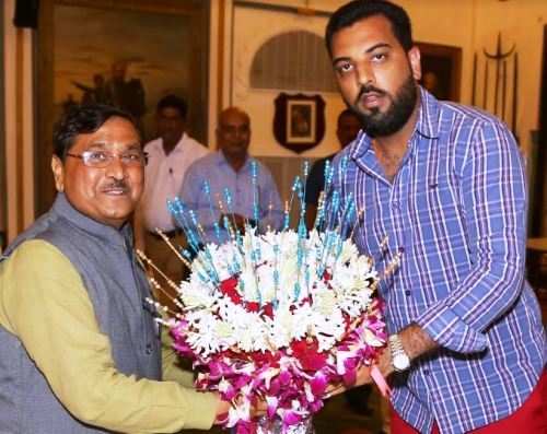 गुजरात के राजस्व मंत्री सिटी पैलेस में , लक्ष्यराज सिंह मेवाड़ से की चर्चा
