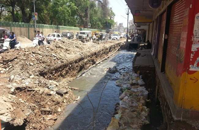 Shopkeepers of Ashiwni Bazar express anger over poor sewerage construction