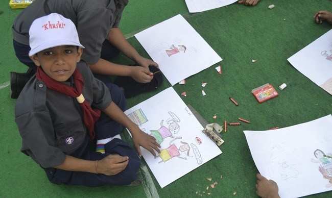 [Photos] School Students paints “Khushi : Our Girls Our Pride” on Canvas