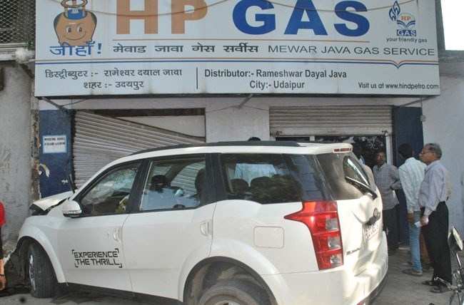 Car Crashes into LPG Cylinder shop