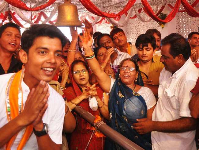 Devotees Heartily Welcomes Lord Ganesha