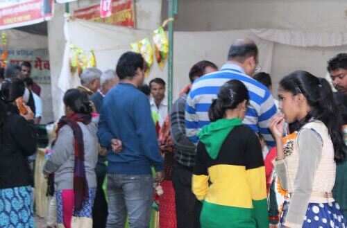 खादी उत्पादों को खरीदने में दिलचस्पी दिखा रही जनता