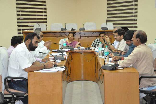 निजी विद्यालयों में 25 फीसदी सीटों पर गरीब छात्रों को अनिवार्यत: प्रवेश मिले