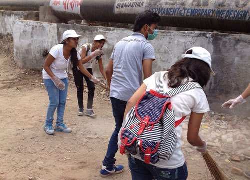 SPSU students clean Doodh Talai Road