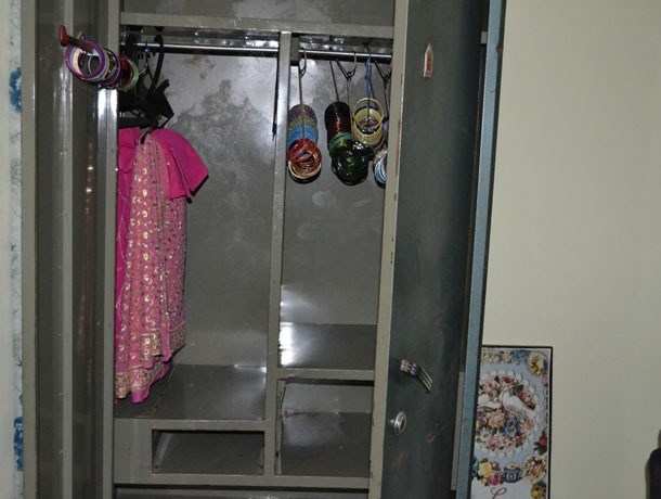 Housebreak at Sector 4, Rs.10 Lakh jewelry, cash stolen