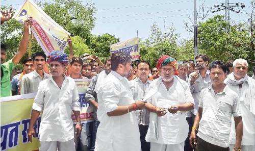 Farmers demand withdrawal of false cases